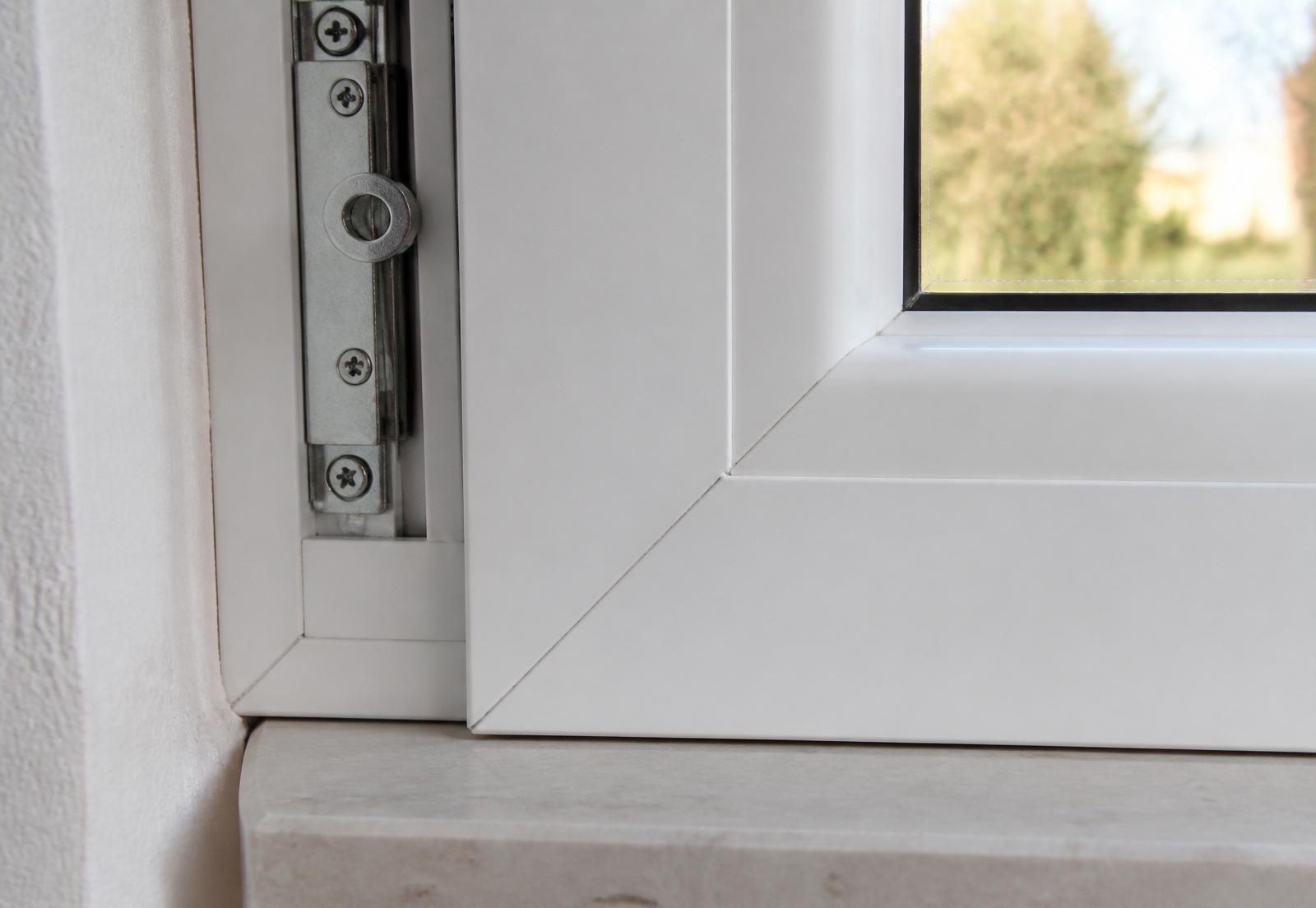 Angolo saldato di serramento in PVC bianco